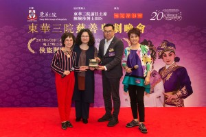 图一为东华三院主席李鋈麟博士太平绅士(右二)致送纪念品予鸣芝声剧团，并由团长刘帼英小姐(左二)、台柱盖鸣晖小姐(右一)及吴美英小姐(左一)代表接受。