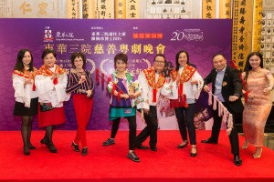 图二为一众慈善演出嘉宾与鸣芝声剧团台柱盖鸣晖小姐(左四)及吴美英小姐(左三)于记者会上合照。