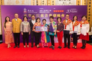 图三为鸣芝声剧团台柱盖鸣晖小姐(右五)及吴美英小姐(右四)呼吁支持购买「爱心门券」造福耆老。