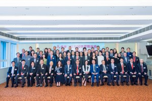 图二为东华三院顾问局成员、董事局成员、历届主席、总理，以及各部门主管合照。