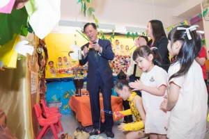 图四为东华三院癸酉年主席黄士心太平绅士多年来一直支持及关心学校的发展，并于校庆典礼上与众学生同乐。