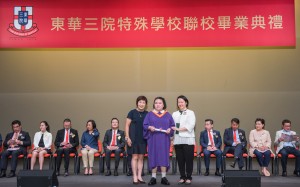 东华三院副主席兼学务委员会主任委员文颖怡小姐（右）陪同主礼嘉宾教育局副秘书长黄邱慧清太平绅士（左）颁发毕业证书予毕业学生代表。