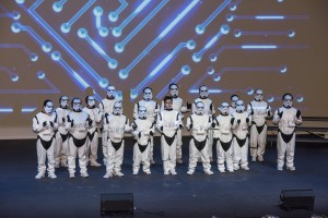 学生于联校毕业典礼上表演。