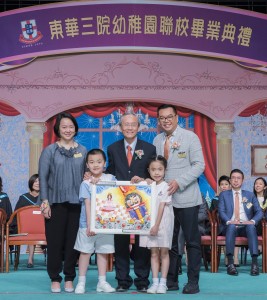东华三院主席兼校监李鋈麟博士太平绅士（右）在东华三院副主席兼学务委员会主任委员文颖怡小姐（左）陪同下，致送纪念品予主礼嘉宾香港大学教育学院谢锡金教授（中）。