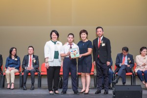 东华三院副主席兼学务委员会主任委员文颖怡小姐（左一）、副主席蔡荣星博士（右一）联同学生代表（左二），致送纪念品予主礼嘉宾教育局副秘书长黄邱慧清太平绅士（右二）。