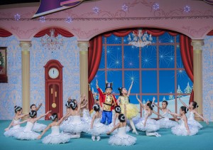 幼稚园学生于东华三院幼稚园联校毕业典礼上表演。