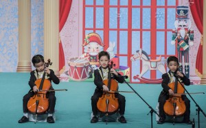 幼稚园学生于东华三院幼稚园联校毕业典礼上表演。