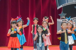 东华三院方树福堂幼稚园学生作精彩演出。