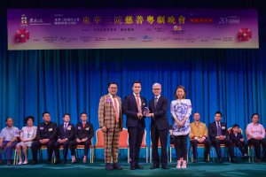 图二为主礼嘉宾康乐及文化事务署副署长(文化)吴志华博士(右二)代表东华三院致送纪念品予冠名赞助人代表东华三院总理何猷启先生(左二)。