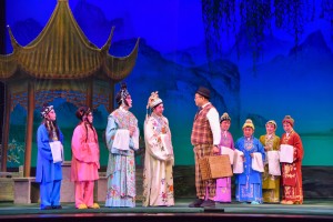图三、四及五为一众慈善演出嘉宾倾力演出，获全场观众报以热烈掌声。