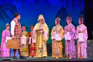 图三、四及五为一众慈善演出嘉宾倾力演出，获全场观众报以热烈掌声。