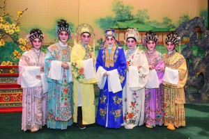 图七为一众慈善演出嘉宾与鸣芝声剧团台柱盖鸣晖小姐合照。