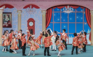 幼稚园学生于东华三院幼稚园联校毕业典礼上表演。