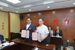 东华三院主席兼名誉校监李鋈麟博士太平绅士（左）与广东省教育厅港澳台事务办公室李金俊主任（右）签订合作框架协议。
