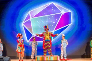 东华三院冼次云小学学生作精彩演出。