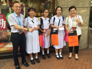 图四、五、六、七、八、九及十为东华三院董事局成员走遍全港多区卖旗筹款，并鼓励在场的志愿者