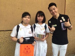 图四、五、六、七、八、九及十为东华三院董事局成员走遍全港多区卖旗筹款，并鼓励在场的志愿者