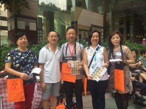 图四、五、六、七、八、九及十为东华三院董事局成员走遍全港多区卖旗筹款，并鼓励在场的志愿者