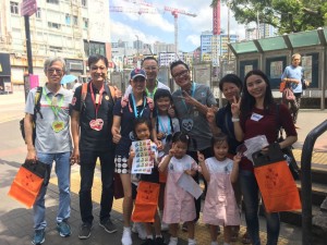 图四、五、六、七、八、九及十为东华三院董事局成员走遍全港多区卖旗筹款，并鼓励在场的志愿者
