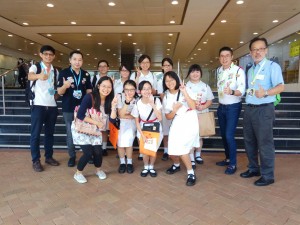 图四、五、六、七、八、九及十为东华三院董事局成员走遍全港多区卖旗筹款，并鼓励在场的志愿者