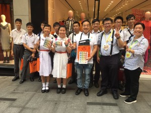 图四、五、六、七、八、九及十为东华三院董事局成员走遍全港多区卖旗筹款，并鼓励在场的志愿者