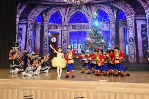 东华三院香港华都狮子会幼稚园的同学们，落力演出，以《胡桃夹子与老鼠王》的舞蹈表演为午宴揭开序幕。