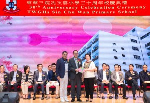 名誉校监李鋈麟主席（左）在东华三院副主席兼学务委员会主任委员文颖怡小姐（右）陪同下，致送纪念品予主礼嘉宾教育局总学校发展主任(沙田)何永铨博士（中）。