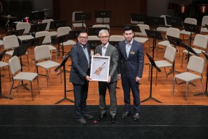 东华三院主席李鋈麟博士太平绅士（左一）在第四副主席谭镇国先生（右一）陪同下颁赠纪念品予主礼嘉宾