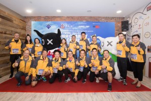 图二为东华三院主席李鋈麟博士太平绅士(后排左五)、筹委会主席暨东华三院第二副主席蔡荣星博士(后排右三)、冠名赞助人LGT皇家银行代表文可怡小姐(后排左四)、东华三院董事局成员、全力支持机构-映艺品牌授权有限公司代表陈伟志先生(前排左一)，媒体伙伴-商业电台代表梁肇宗先生(前排右三)、活动大使马德钟先生(后排右四)、「Andox&黑仔」、艺人吴伟豪先生(前排右二)、于淼小姐(后排左二)于新闻界招待会合照，为慈善障碍挑战赛掀开序幕。