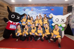 图五为两队打成平手，由东华三院主席李鋈麟博士太平绅士(后排右三)、LGT皇家银行代表文可怡小姐(后排左三)致送奖杯予得奖队伍。