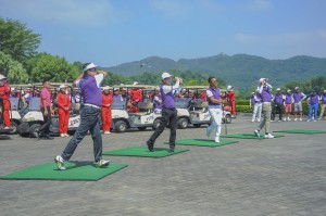 东华三院主席李鋈麟博士太平绅士(左)、医院管理局新界东联网总监罗思伟医生(左二)、观澜湖集团副主席朱鼎耀先生(右二)及冠名赞助机构代表马清扬副主席(右)为高尔夫球慈善大赛揭开序幕。