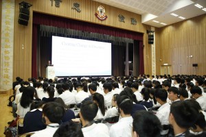 多位专家与学生就「马来西亚青年人在『一带一路』参与情况」、「『一带一路』制度构建」、「『一带一路』的青年政策（缅甸）」及「『一带一路』与青年机遇」作出分享，台下学生留心细听。