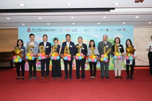 各主礼嘉宾支持创意方块「手创未来」的服务理念，包括东华三院社会服务总主任姚子梁先生（右五）、油尖旺区议会主席叶傲冬太平绅士（左五）、油尖旺民政事务处专员蔡亮太平绅士（左四）、社会福利署九龙城及油尖旺福利专员关淑仪女士（右四）、花旗集团企业传讯及公共事务部主管方炜先生（左三）、花旗集团企业传讯及公共事务副总裁江芷华女士（右二）及香港教育大学社会科学系高级讲师罗剑辉博士（右三）。