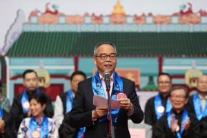 「东华三院文武庙启建170周年暨香港特区政府成立20周年文武二帝巡游起步礼」主礼嘉宾民政事务局局长刘江华太平绅士致辞。