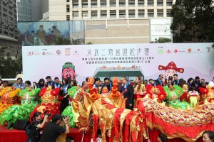 众嘉宾为百尺金龙及醒狮进行点睛仪式。