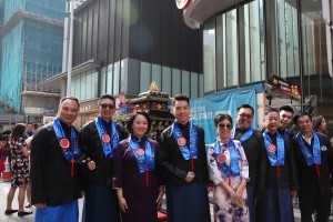 巡游队伍以东华三院董事局成员与载有文武二帝神像的銮舆为首，向文武庙出发。