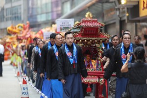 巡游队伍以东华三院董事局成员与载有文武二帝神像的銮舆为首，向文武庙出发。