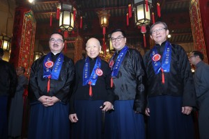 (左起) 颂祝者东华三院顾问局成员暨辛巳年主席周振基教授GBS太平绅士、主祭者东华三院己酉年主席黎时暖SBS太平绅士、东华三院主席李鋈麟博士太平绅士及赞礼者东华三院顾问局成员暨戊辰年主席余啸天BBS 太平绅士合照