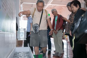 参加者亲身体验花园葬礼，将「模拟骨灰」撒放于特别制作的花园槽上。
