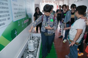 参加者亲身体验花园葬礼，将「模拟骨灰」撒放于特别制作的花园槽上。