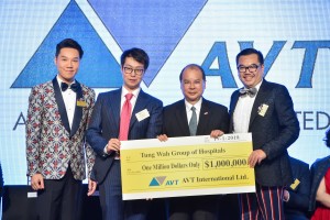 图二为政务司司长张建宗大紫荆勋贤GBS太平绅士(右二)由东华三院主席李鋈麟博士太平绅士(右一)及东华三院第一副主席王贤志先生(左一)陪同下，代表东华三院接受AVT公司捐赠的100万元支票。