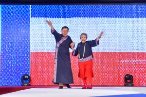 图九为由著名时装设计师何国钲先生义务担任荣誉顾问，并与其它本地时装设计师合作，以「红白蓝」为主题的时装表演，掀起全晚高潮。