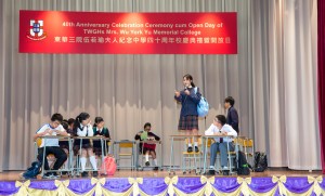 学生于东华三院伍若瑜夫人纪念中学40周年校庆典礼上表演。