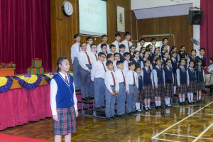 学生于东华三院邱子田纪念中学35周年校庆典礼上表演。