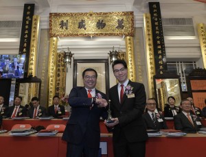 图二:东华三院丁酉年董事局主席李鋈麟博士太平绅士(左)移交契据及印信予戊戌年董事局主席王贤志先生(右)。