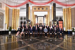 图三:东华三院戊戌年董事局成员合照,成员包括主席王贤志先生(前排右五)、第一副主席蔡荣星博士(前排左五)、第二副主席文頴怡小姐(前排右四)、第三副主席谭镇国先生(前排左四)、第四副主席马清扬先生(前排右三)、第五副主席韦浩文先生(前排左三)、总理何猷启先生(前排右二)、蔡加怡女士(前排左二)、冯敬安先生(前排右一)、晏紫女士(前排左一)、毛宇峯先生(后排右五)、吴国荣先生(后排左五)、秦觉忠先生(后排右四)、范曾曦雯女士(后排左四)、陈黄燕君女士(后排右三)、邓明慧女士(后排左三)、李泽浩先生(后排右二)、曾庆辉先生(后排左二)、邬翁嘉穗女士(后排右一)、徐明华先生(后排左一)。