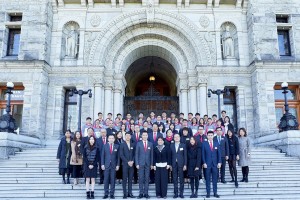 东华三院主席兼名誉校监王贤志先生（前排左四）带领一众学生大使与卑诗省议会屈洁冰议员（前排左五）会面，了解当地的立法制度，以及香港人在温哥华发展所遇到的挑战和机遇。