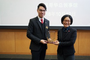 东华三院主席兼名誉校监王贤志先生（左）致送纪念品予中国驻温哥华总领事馆总领使佟晓玲女士。