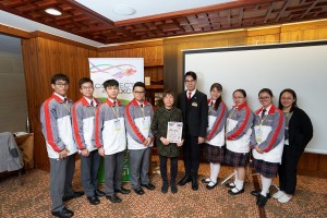东华三院学生大使出席香港驻温哥华经济贸易办事处特意安排的讲座，了解香港政府的海外工作，东华三院主席兼名誉校监王贤志先生（右五）及学生大使代表致送并纪念品予香港经济贸易办事处驻加西首席专员袁黄洁玲女士（右六）。