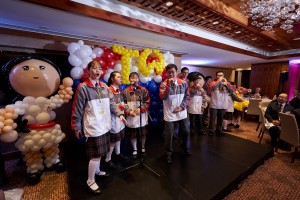 东华三院学生大使于晚宴上表演无伴奏合唱。